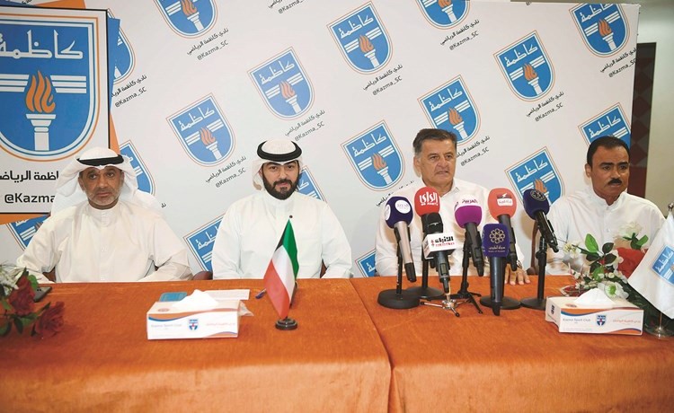 المدرب الصربي بوريس بونياك متحدثا خلال المؤتمر الصحفي وإلى جانبه جمال يعقوب ويوسف كاظم وبدر حجي	 (محمد هاشم)﻿