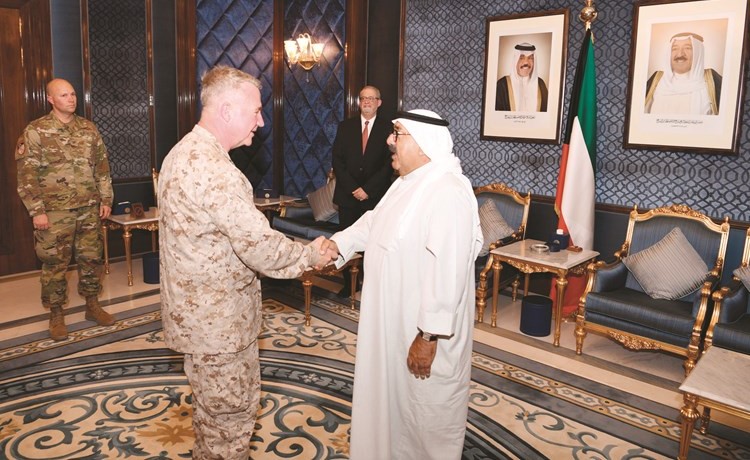 الشيخ ناصر صباح الأحمد خلال استقباله الفريق أول كينيث ماكينزي﻿