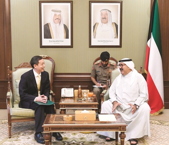 الشيخ ناصر صباح الأحمد مستقبلا السفير الصيني﻿