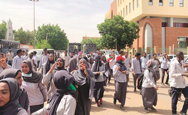 جانب من المظاهرات الطلابية في الخرطوم امس (أ.ف.پ) ﻿