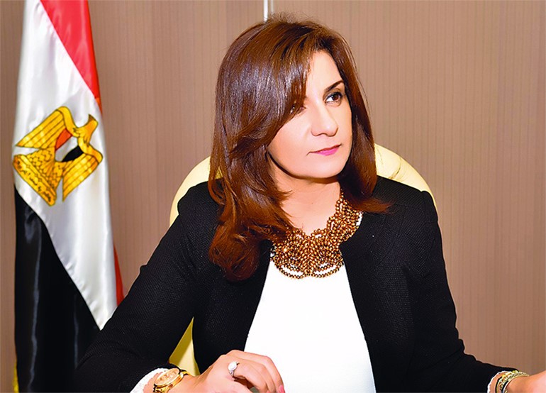 وزيرة مصرية توضح قصة إشارتها بـ"علامة الذبح" التي أثارت ضجة