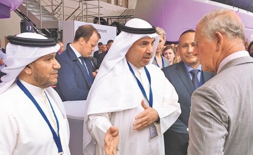 الأمير تشالز خلال لقائه الكابتن عبدالحليم زيدان والكابتن خالد العجمي﻿