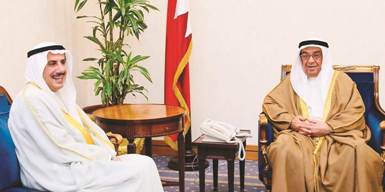 الشيخ محمد بن مبارك مستقبلا السفير الشيخ عزام الصباح﻿