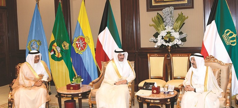 صاحب السمو الأمير الشيخ صباح الأحمد خلال استقباله مرزوق الغانم وسمو رئيس الوزراء الشيخ جابر المبارك ﻿