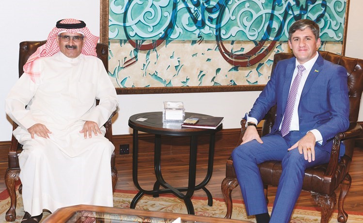 الشيخ مبارك الدعيج لدى استقباله السفير الأوكراني لدى البلاد ﻿