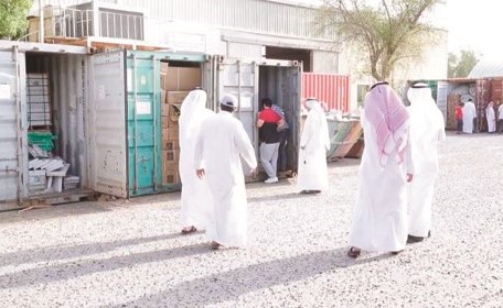 تجار يعاينون البضائع المعروضة في المزاد العلني﻿