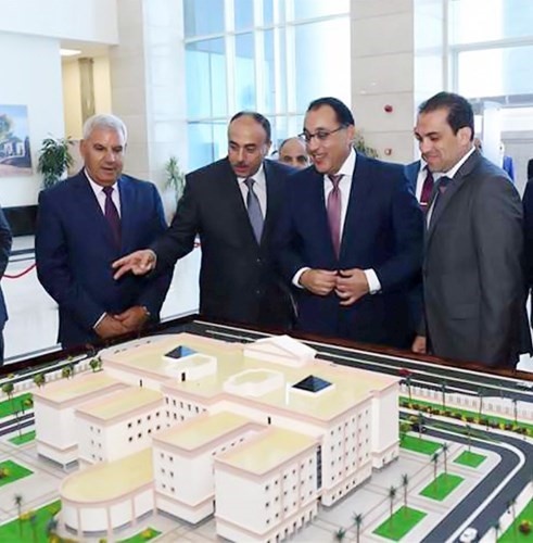 د.مصطفى مدبولي خلال زيارة تفقدية بالمقر الجديد لمجلس الوزراء في مدينة العلمين الجديدة أمس ﻿