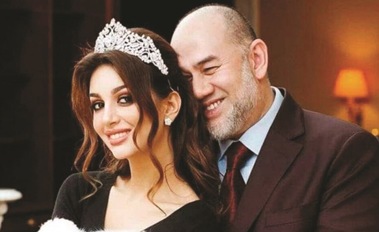 ملك ماليزيا السابق مع زوجته ملكة الجمال الروسية﻿