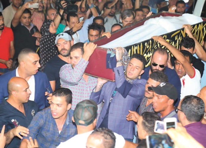 أحمد الفيشاوي وعدد من الفنانين اثناء تشييع الراحل فاروق الفيشاوي﻿
