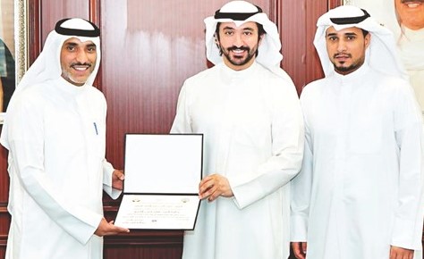 محمد منسي يقدم الدعوة لـ د.صقر الملا﻿