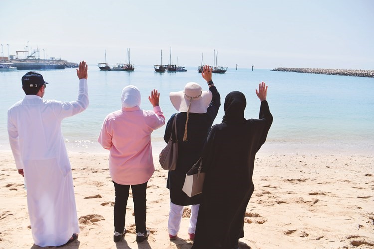 الأهالي في وداع شباب الغوص خلال انطلاقهم من مقر النادي البحري﻿
