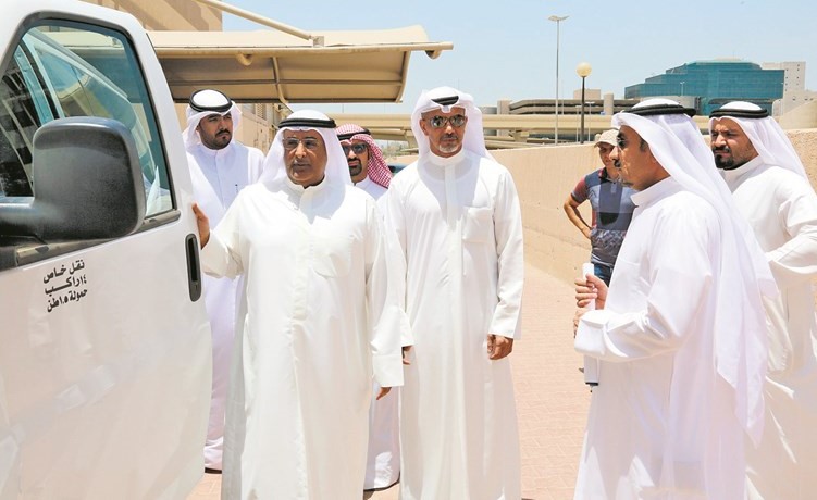 أسامة الرومي وعدد من مسؤولي الجمارك خلال تفقد الآليات الحديثة في مبنى ادارة الاثر في الصليبية﻿