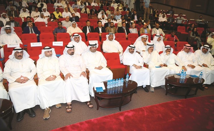 الوزير خالد الروضان والشيخ يوسف العبدالله في مقدمة الحضور	(محمد هاشم)﻿
