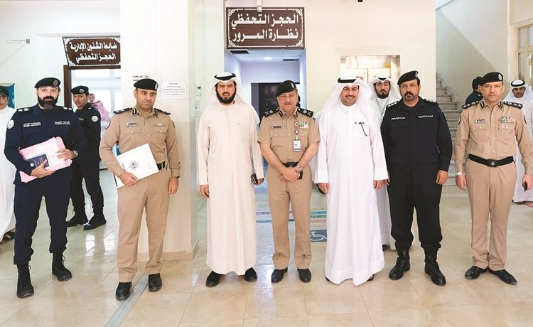 النائبان ثامر السويط ود. عادل الدمخي يتوسطهما اللواء جمال الصايغ خلال الزيارة﻿