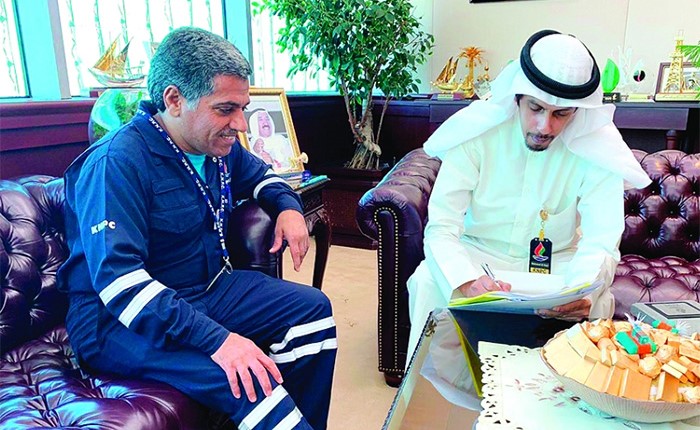 عبدالله العجمي ومحمد الهاجري خلال توقيع الاتفاق