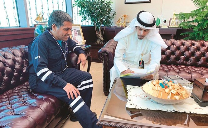 عبدالله العجمي ومحمد الهاجري خلال توقيع الاتفاق﻿