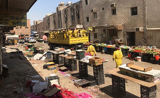 ضبط 91 شخصاً مخالفاً ومطلوباً ومقامراً في حملة أمنية موسعة في "الجليب" و"ميناء عبد الله"
