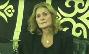 بالفيديو.. يسرا تنهار من البكاء عند رؤية ليلى علوي في عزاء والدتها