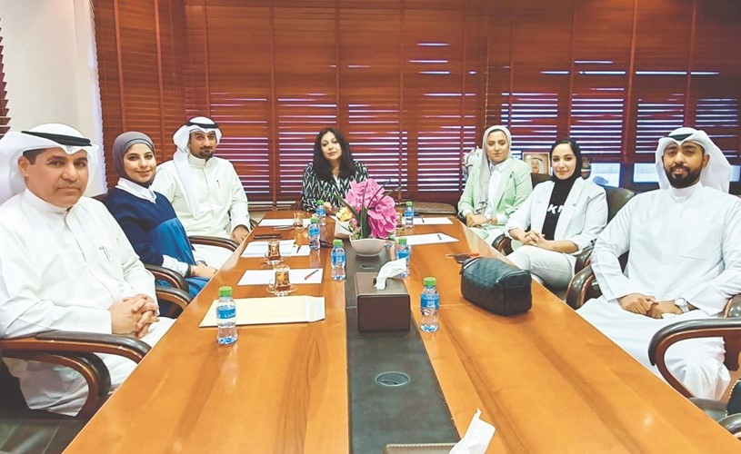 م.نادية الشريدة تتوسط اللقاء مع القراشي وفريقي العمل﻿