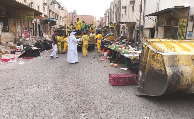 إزالة بعض الأسواق المخالفة﻿