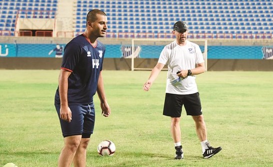 مدرب التضامن زيلكو ماركوف يتابع التدريبات		(زين علام) ﻿