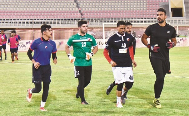 أحمد الدوسري يتقدم تدريبات حراس مرمى خيطان	(محمد هنداوي) ﻿