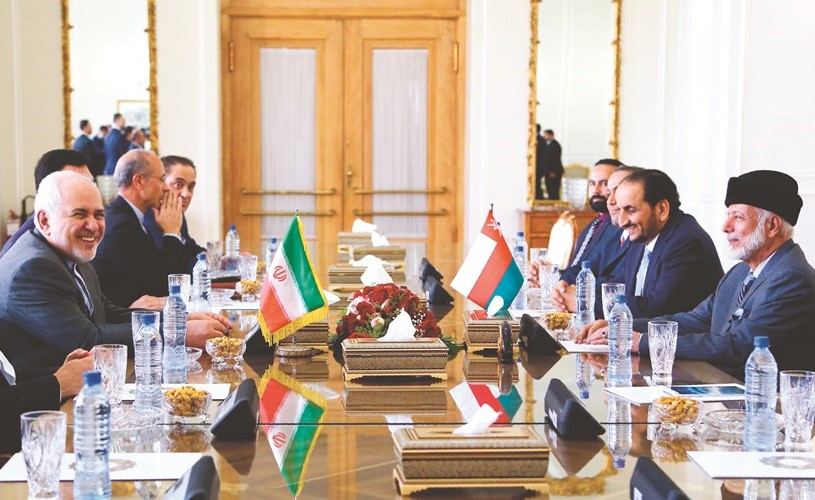 جانب من اجتماع الوزير العماني المسؤول عن الشؤون الخارجية يوسف بن علوي مع وزير الخارجية الإيراني﻿﻿محمد جواد ظريف في طهران أمس							(أ.ف.پ)﻿