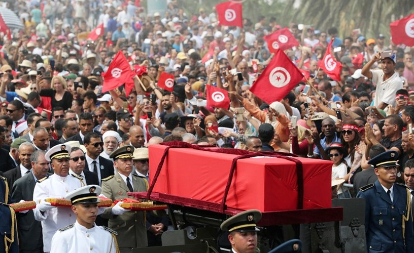 آلالاف التونسيين يشيعون جثمان رئيسهم الراحل الباجي قايد السبسي الى مثواه الأخير امس	(رويترز) ﻿