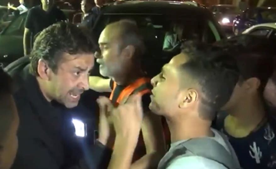 بالفيديو.. كريم عبدالعزيز ينفعل على معجب بسبب "سيلفي"!