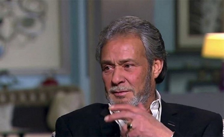 بالفيديو.. أروع ما فعله فاروق الفيشاوي في عزاء ممدوح عبد العليم