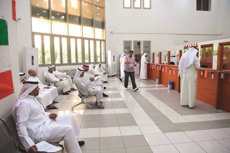 جانب من المراجعين في إدارة عمل الفروانية﻿