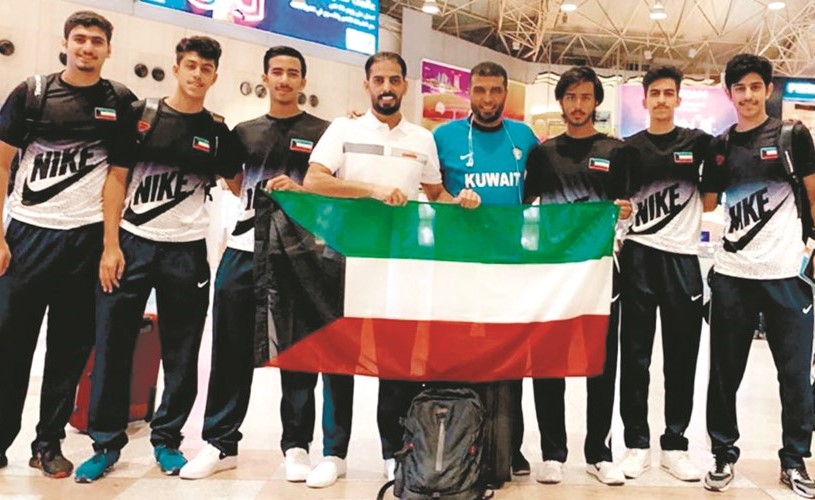 مبارك البذالي وأحمد عبدالعال يتوسطان اللاعبين قبيل مغادرتهم﻿