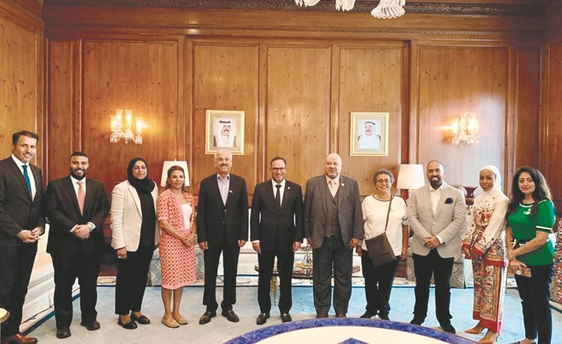 السفير منصور العتيبي مستقبلا الوفد المشارك في الأمم المتحدة﻿