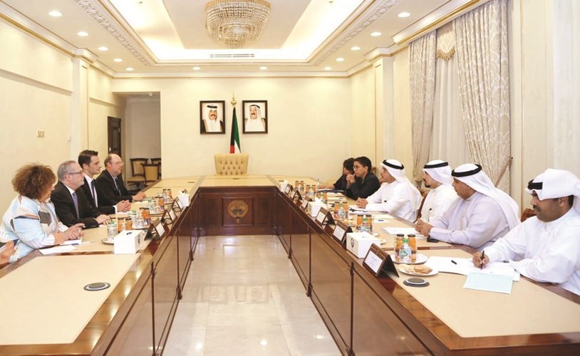 الشيخ د.أحمد ناصر المحمد والحضور خلال الاجتماع﻿