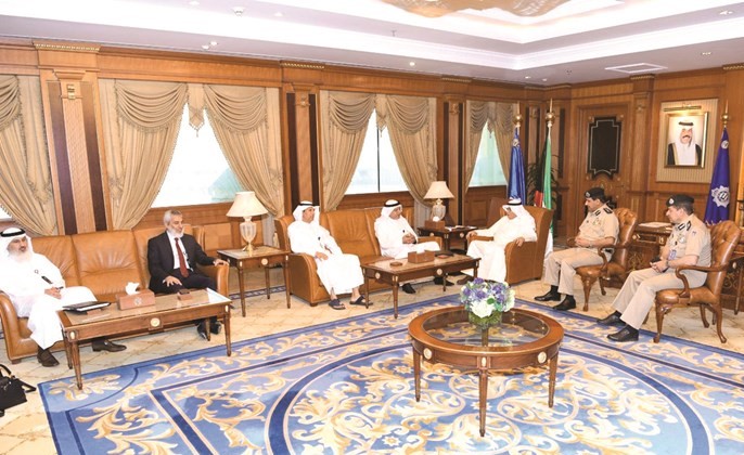 الشيخ خالد الجراح خلال استقباله الرئيس التنفيذي لمؤسسة البترول الكويتية هاشم هاشم والوفد المرافق له﻿