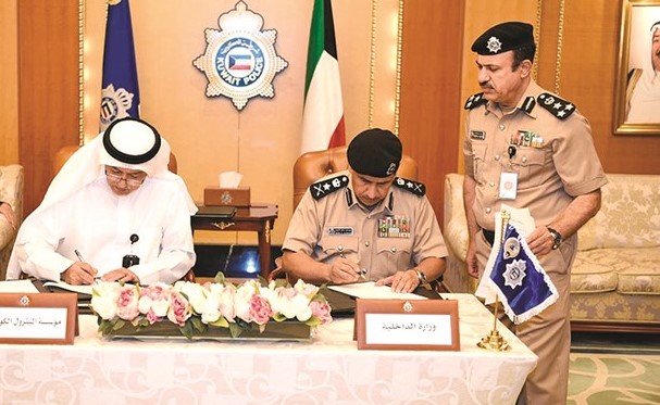 الفريق عصام النهام وهاشم هاشم خلال توقيع بروتوكول التعاون﻿
