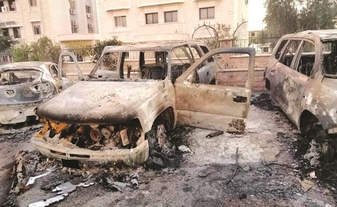 إحراق عدد من السيارات قبالة مستشفى دار الأمل الجامعي في بعلبك بعد المواجهات التي وقعت خلال حفل زفاف في بلدة يونين				(محمود الطويل)﻿
