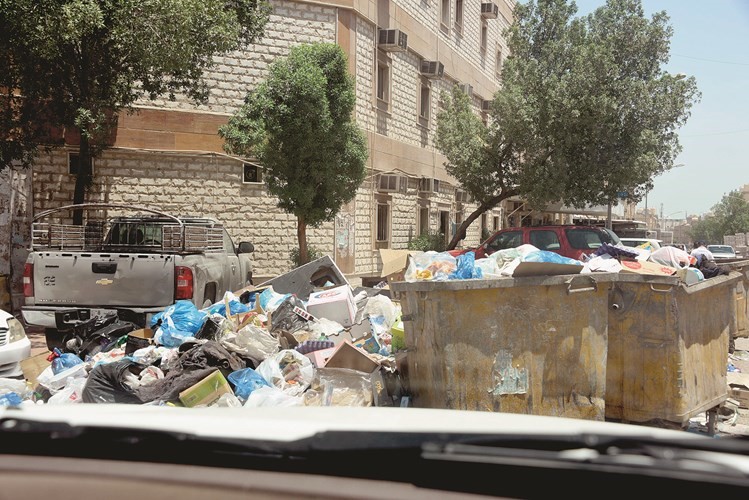 حتى الحاويات لم تستوعب كم القمامة﻿