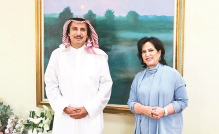 الشيخة مي بنت محمد آل خليفة والشيخ عزام الصباح خلال اللقاء﻿