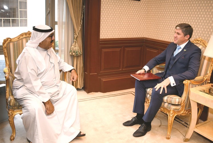الشيخ ناصر صباح الاحمد مستقبلا السفير الاوكراني﻿