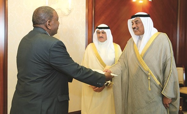 الشيخ صباح الخالد يتسلم نسخة من أوراق اعتماد السفير السوداني د.أحمد حسن أحمد﻿