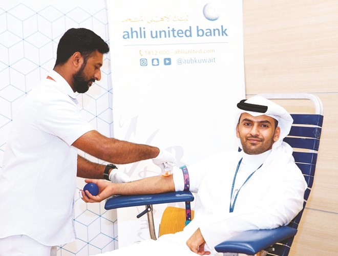 أحد موظفي البنك يتبرع بالدم﻿