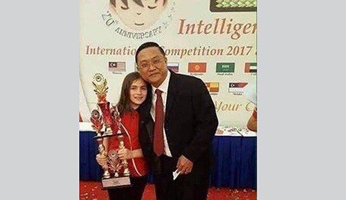 بالصور.."أذكى طفل في العالم"..سورية تتفوق على 3000 منافس