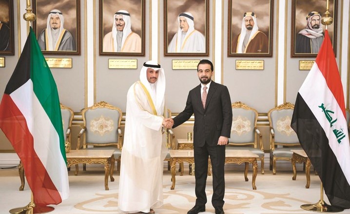 رئيس مجلس الأمة مرزوق الغانم مصافحا رئيس مجلس النواب العراقي محمد الحلبوسي في مجلس الأمة أمس﻿