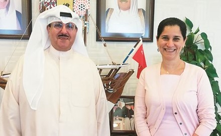 الشيخة انتصار سالم العلي والوكيل المساعد لشؤون الإذاعة الشيخ فهد المبارك﻿