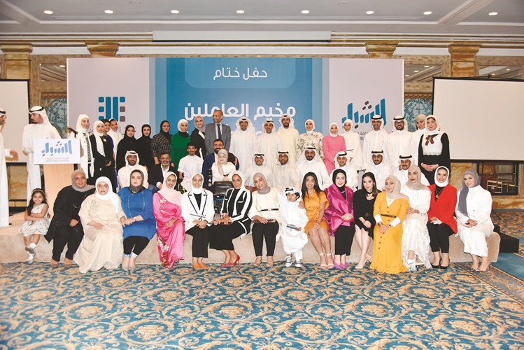 عبدالرحمن المطيري وعدد من الحضور مع الشباب المشاركين بالمخيم في لقطة تذكارية	(محمد هنداوي)﻿