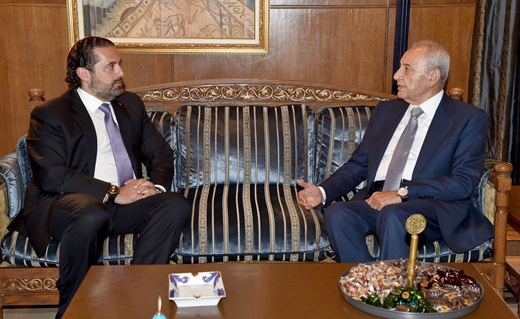 رئيس مجلس النواب نبيه بري مستقبلا رئيس الوزراء سعد الحريري في عين التينة أمس		(محمود الطويل) ﻿