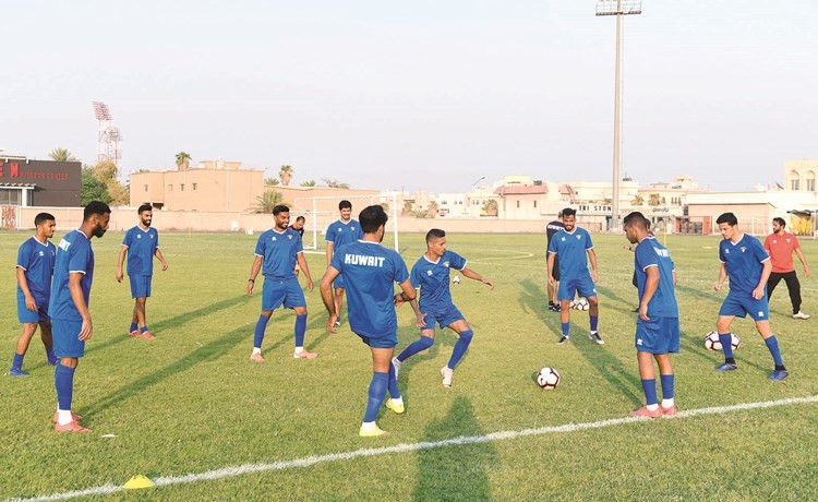 لاعبو المنتخب الوطني خلال الحصة التدريبية أمس﻿