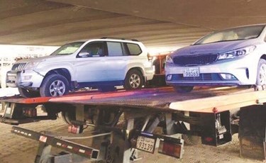 سيارات مخالفة بعد رفعها من أسفل جسر الغزالي﻿