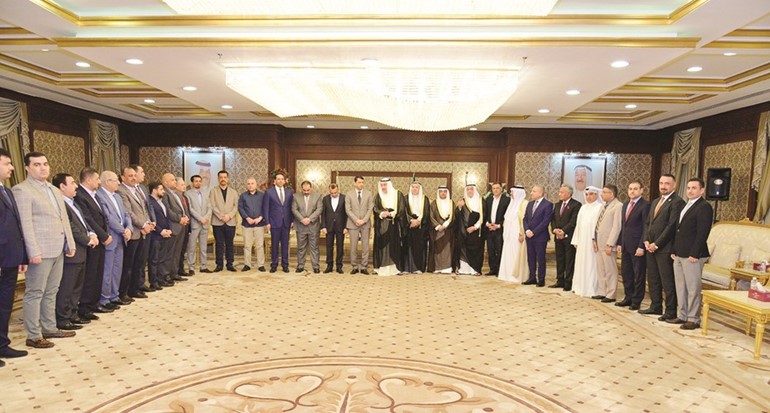 الشيخ فيصل الحمود ومحمود بوشهري مع الوفد العراقي الزائر ﻿